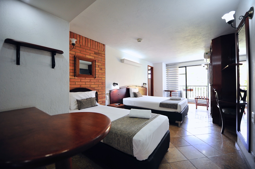 hotel la 70 medellín teléfono