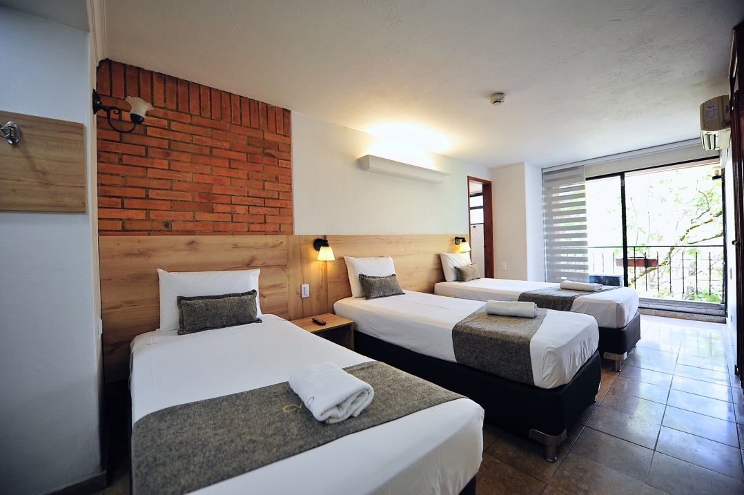 hotel la 70 medellín teléfono