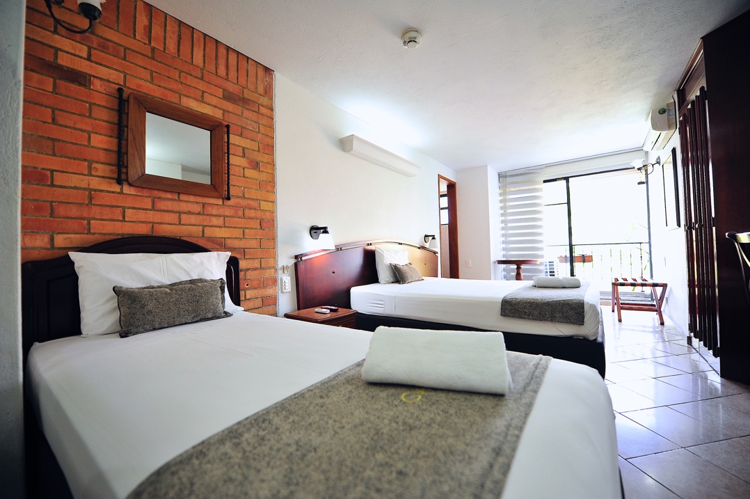 hotel la 70 medellín teléfono