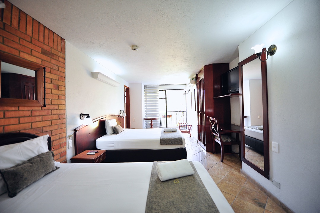 hotel la 70 medellín teléfono