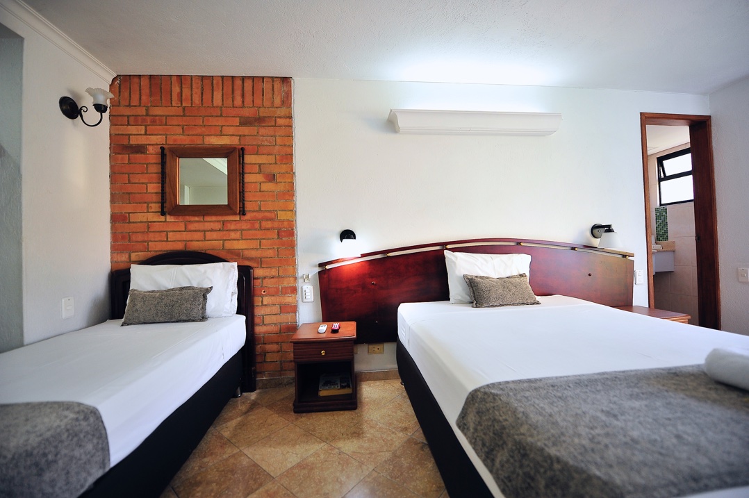 hotel la 70 medellín teléfono