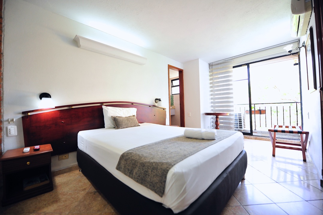 hotel la 70 medellín teléfono