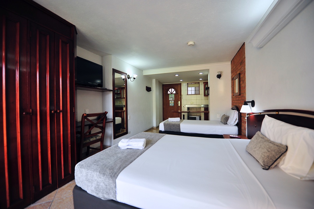 hotel la 70 medellín teléfono