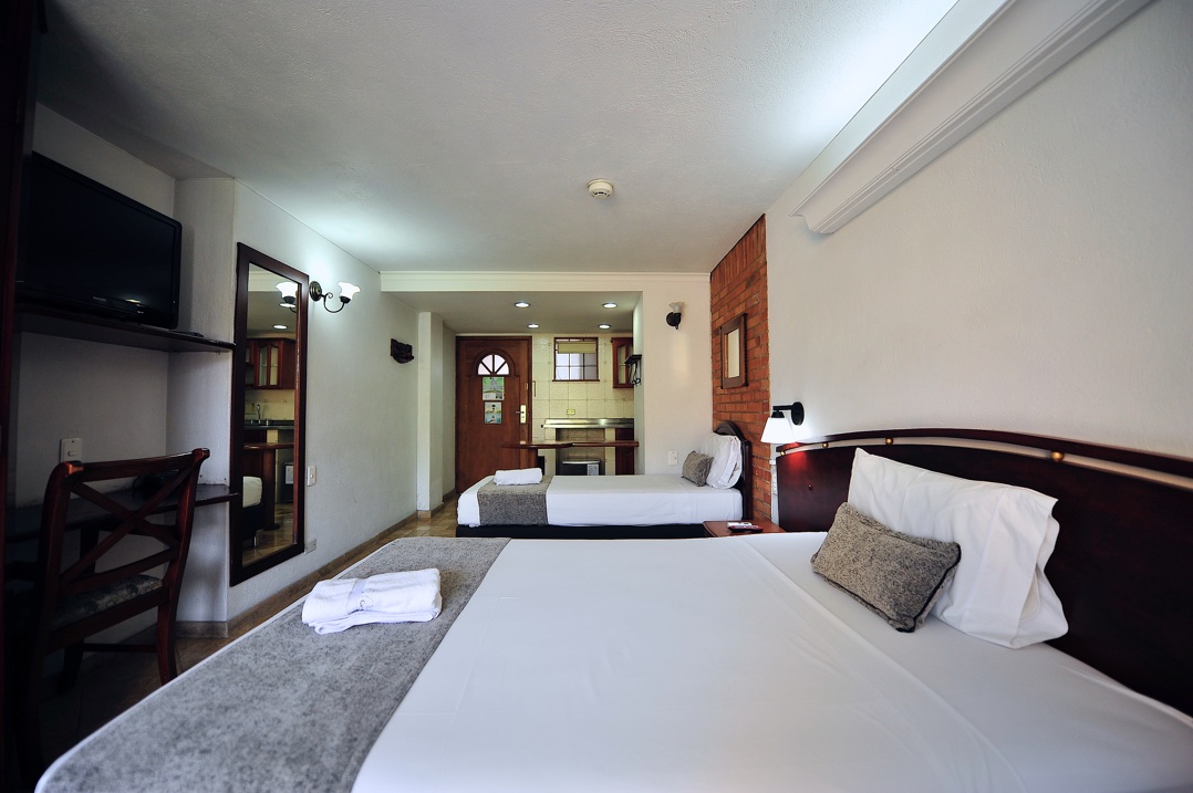 hotel la 70 medellín teléfono