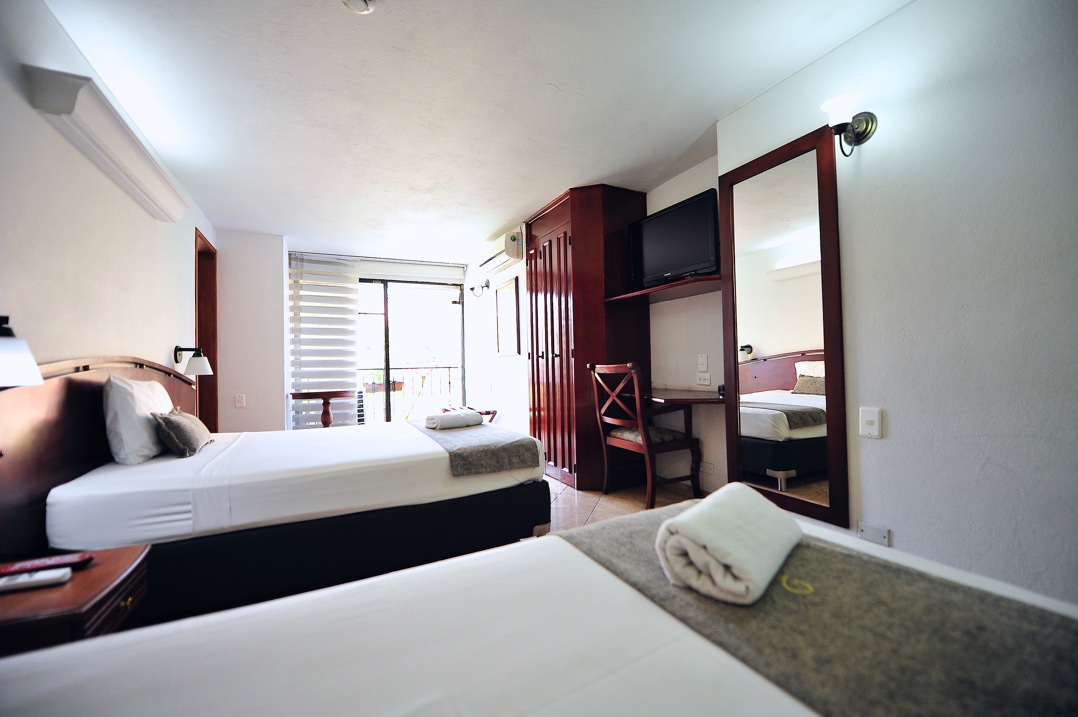hotel la 70 medellín teléfono