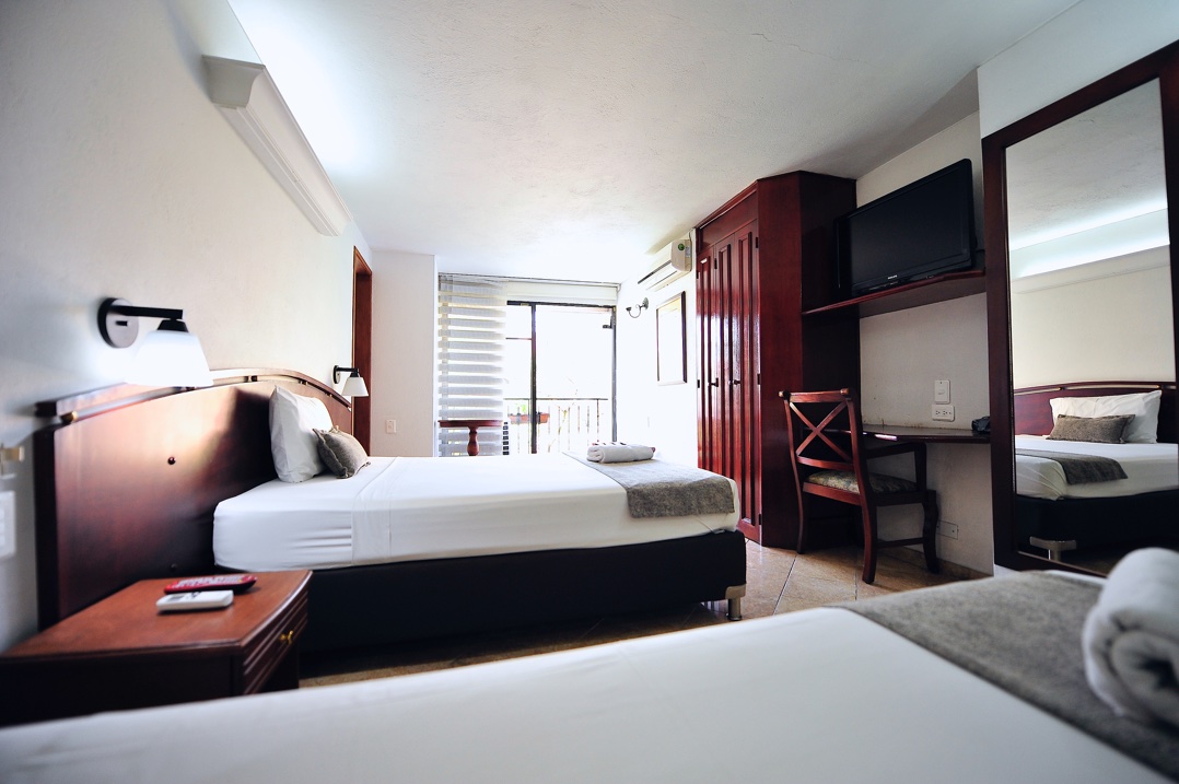 hotel la 70 medellín teléfono